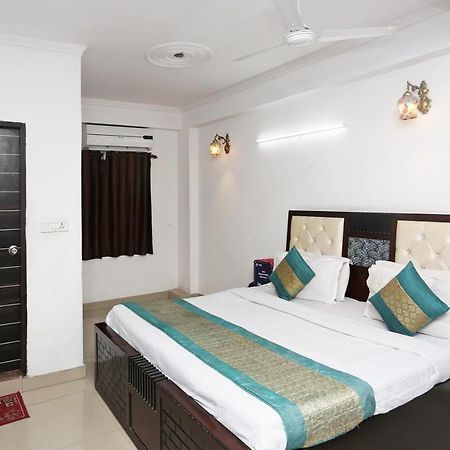 Oyo 8253 Golden Heights Hotel Ню Делхи Екстериор снимка