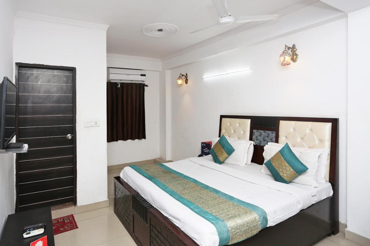 Oyo 8253 Golden Heights Hotel Ню Делхи Екстериор снимка